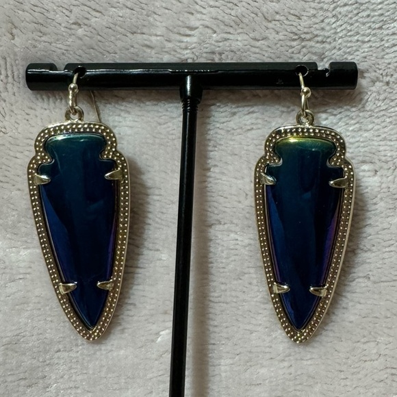 Kendra Scott Sky Arrowhead Gold Earrings in Black Iridescent - Picture 3 of 11